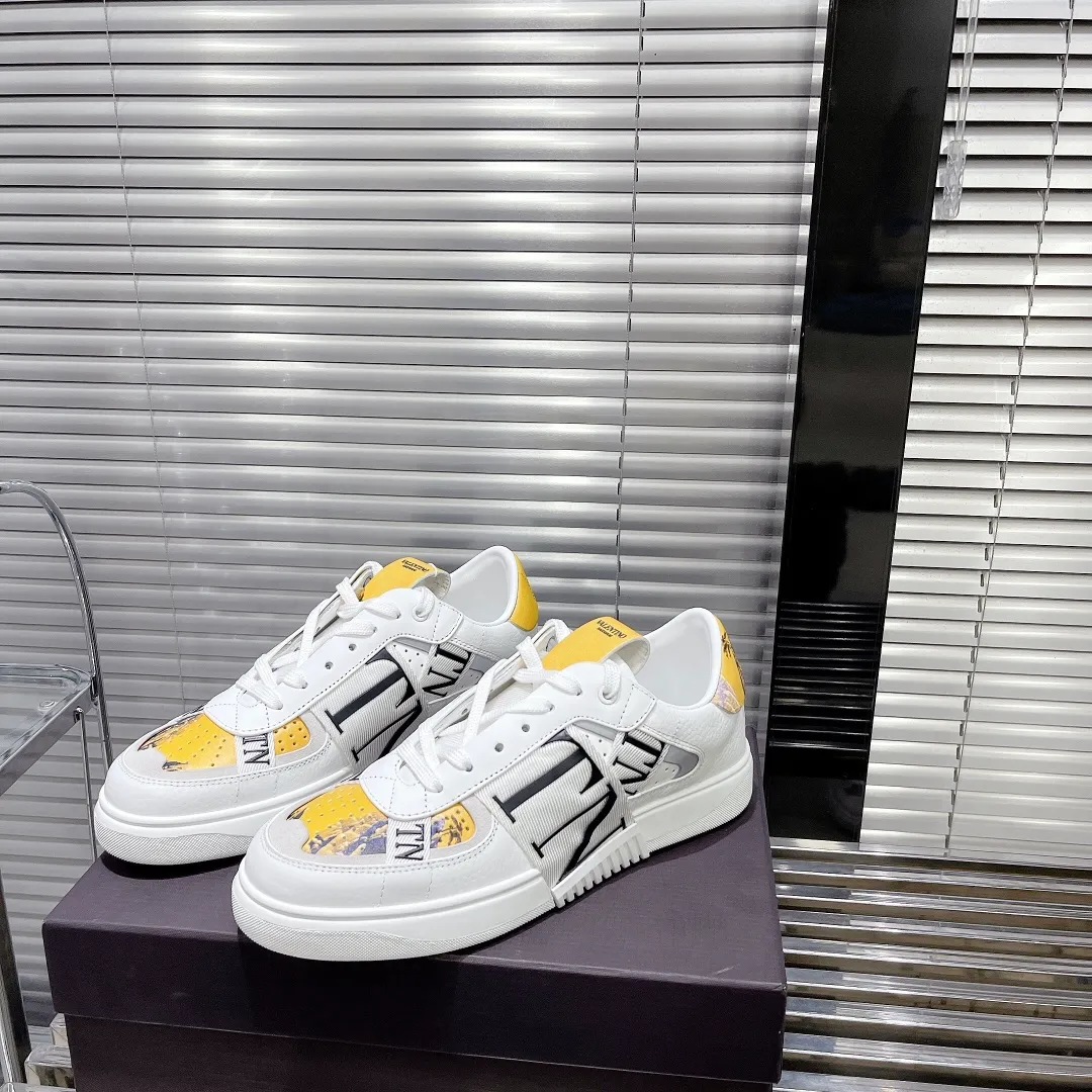 👟👟Ex-factory price 600👟👟 Valentino ONE STUD calfskin lace-up sneakers. Soft suede low-top sneakers, classic and versatile, couple's sneakers, special goods, worth buying! A pair of simple shoes with unique details will save you from the difficulty of dressing. OneStud sneakers, with quilted plaid and oversized rivets, create an eye-catching punk style and get rid of the heavy feeling of this season's clothing. Upraise calfskin derby shoes, with exquisite leather construction and simple silhouette, and smooth lines set the tone of coolness, are a versatile item in the wardrobe. There are more Valentino boutique shoes waiting for you to unlock! It’s time to get the shoes you’ve been coveting for a long time! Officially on sale 7,+++ - Seven straps, decorated with metallic rubber effect. Decoration on the back and tongue. Size 35-44.